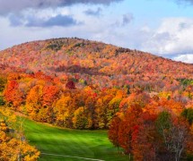 连绵起伏的山丘，树木和秋天的色彩