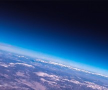 从太空看地球，黑色背景上有蓝色地平线
