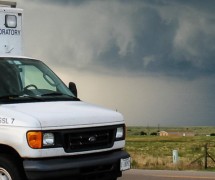 暴风雨灰色天空与国家强风暴实验室卡车在前景